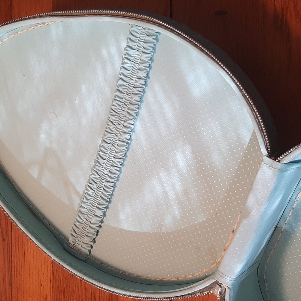 VTG Embossed Teardrop Travel Bag - Picture 6 of 15